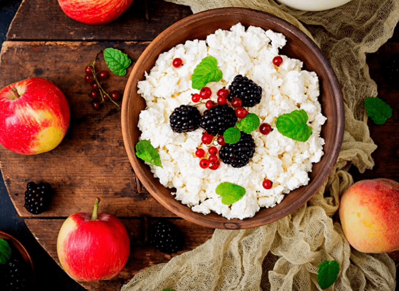 Hüttenkäse und Beeren